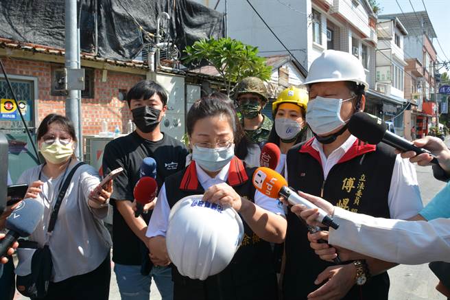 花莲县长徐榛蔚今上午与立委傅昆萁视察玉里镇倒塌3楼民宅拆除作业。（罗亦晽摄）