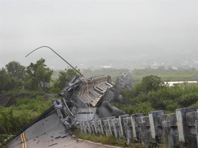花莲玉里镇高寮大桥、崙天大桥、长富大桥经昨天强震断裂，县长徐榛蔚盼行政院公共工程委会、交通部等单位今天勘灾后，能直接拆除重建，确保民眾行的安全，避免产业陷入困境；图为高寮大桥。（罗亦晽摄）