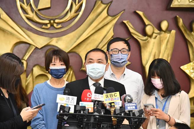 蔡英文快閃災害應變中心 侯友宜：民眾希望中央關心協助。（葉德正攝）