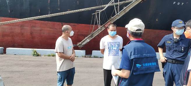 貝里斯籍聯利輪「UNIPROFIT」船東積欠高額處理費，輪船暫停泊於高雄港，而船上16名大陸、印尼籍船員無法下船，在船上待上6個月，猶如身在「水牢」。今日上午楊姓船長與船員集體下船抗議要求領工資返家。航港局南部航務中心已派相關人員與船長、輪機長協調，望能盡快解決問題。（翻攝照片／崔正綱高雄傳真）