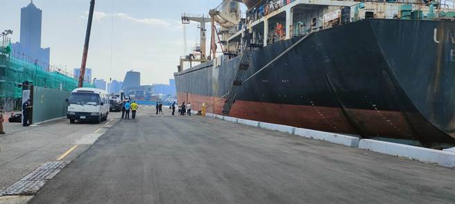 貝里斯籍聯利輪「UNIPROFIT」船東積欠高額處理費，輪船暫停泊於高雄港，而船上16名大陸、印尼籍船員無法下船，在船上待上6個月，猶如身在「水牢」。今日上午楊姓船長與船員集體下船抗議要求領工資返家，高雄港務警察全程戒備維持秩序。（翻攝照片／崔正綱高雄傳真）