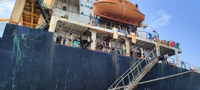 未下船的船員們在輪船甲板上觀望。（翻攝照片／崔正綱高雄傳真）