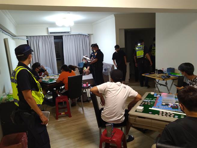 台中市警察局第二分局永兴派出所破获职业赌场，当场查扣麻将4副、筹码及赌资现金1万2千元。（台中市第二分局提供／冯惠宜台中传真）
