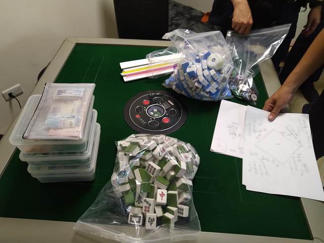 台中市警察局第二分局永兴派出所破获职业赌场，当场查扣麻将4副、筹码及赌资现金1万2千元。（台中市第二分局提供／冯惠宜台中传真）