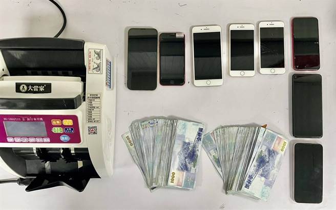 台中市警察局第二分局侦查队破获洗钱集团，将集团负责人查缉到案，共查扣智慧型手机9支、现金20万6000元及点钞机1台。（台中市第二分局提供／冯惠宜台中传真）