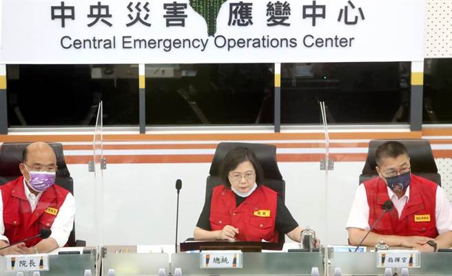 蔡英文總統（中）指示4項工作重點，全力救災，但因未與花、東連線會議，讓兩地縣府團隊枯等，引來批評。（鄭任南攝）
