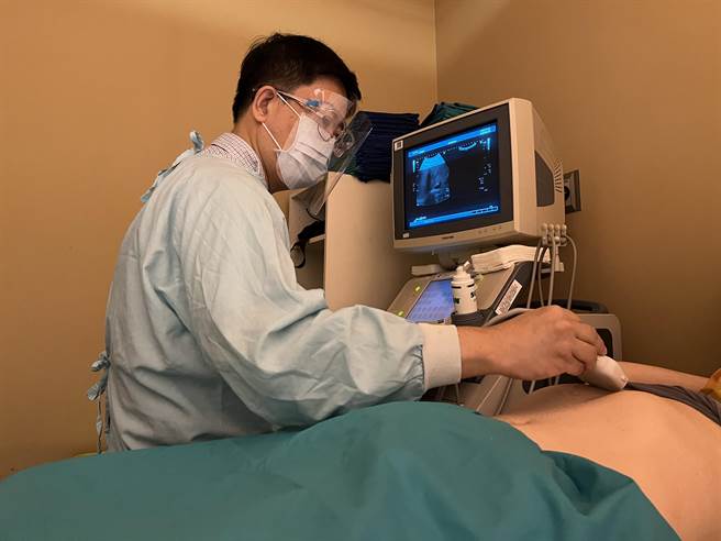 澄清医院医师李政祺表示，腹部超音波检查流程简单、无痛、非侵入性且无辐射，对于照护肝、胆、肾、脾、胰等腹部重要器官，皆能快速判读以做进一步检查。（澄清医院提供／冯惠宜台中传真）