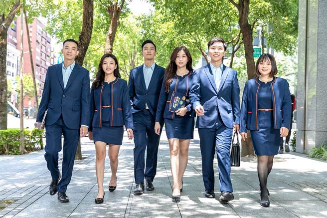 凯基证券员工换上新制服，打造出专业、亲切、活力形象。（凯基提供）