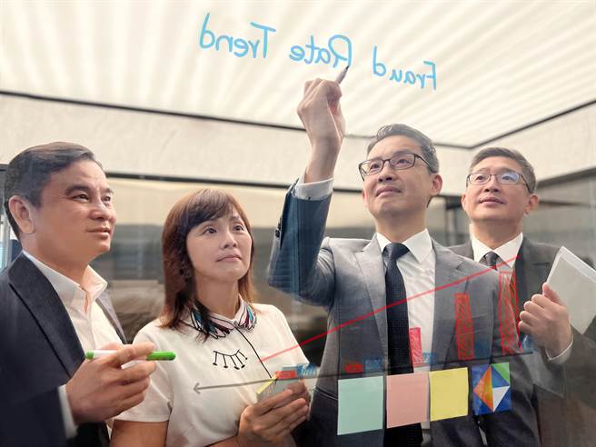 凯基银行个金授信管理处副总经理叶庆信（右二）。（凯基提供）