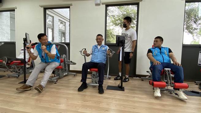 金門縣長楊鎮浯及與會貴賓親自下場體驗各項設施，力求提供給長者舒適安全的運動環境(于家麒攝)