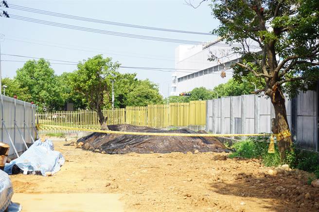 后里楊春明等里長說，許多民眾看到設置圍籬不明就裡，建議工程動工前先知會地方。（楊瓊瓔服務處提供）