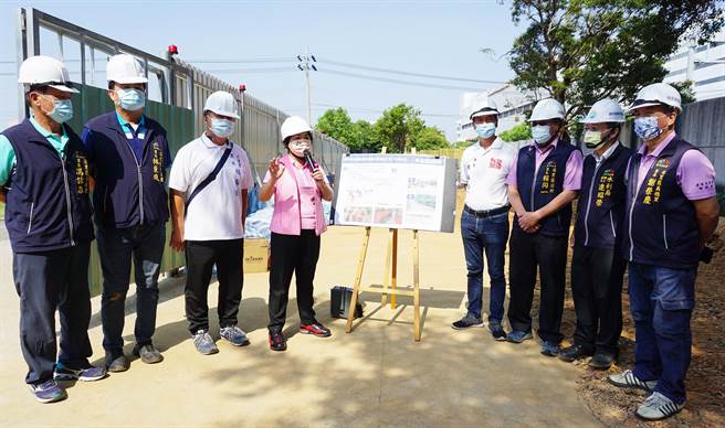 立委楊瓊瓔（左四）、市議員陳本添（右四）等，今天現勘后科南路分流箱涵工程進度。（楊瓊瓔服務處提供）
