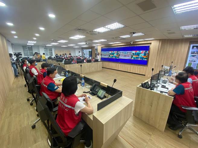 台东县政府团队枯等总统2小时， 媒体人黄暐瀚怒斥政府失能。（民眾提供）