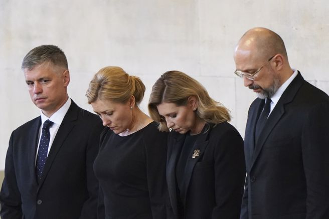 乌克兰第一夫人欧伦娜（右2）18日前往英国国会大厦西敏宫的西敏厅瞻仰女王灵柩，她一身黑衣，神情肃穆哀戚。（图／美联社）