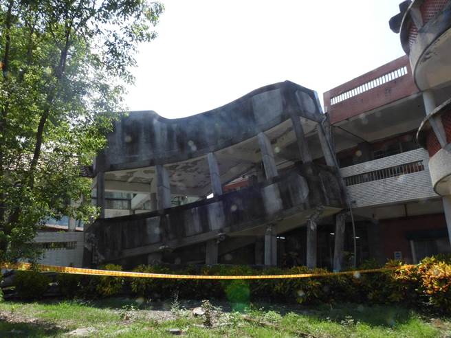 花蓮玉里鎮春日國小連接建物的廊道因強震倒塌，建物嚴重歪斜，有安全疑慮，是縣內31所通報校舍受損學校中最為嚴重的一所。（羅亦晽攝）