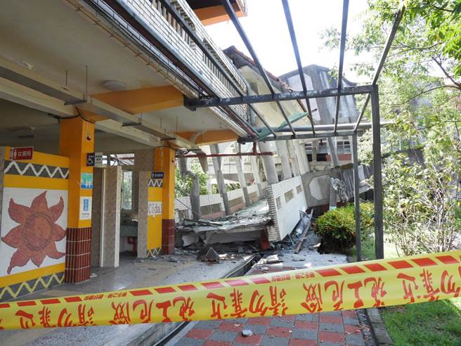 花蓮玉里鎮春日國小連接建物的廊道因強震倒塌，建物嚴重歪斜，有安全疑慮，是縣內31所通報校舍受損學校中最為嚴重的一所。（羅亦晽攝）