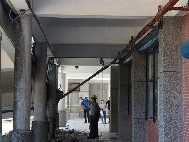 花蓮玉里鎮春日國小連接建物的廊道因強震倒塌，建物嚴重歪斜，有安全疑慮，是縣內31所通報校舍受損學校中最為嚴重的一所。（羅亦晽攝）