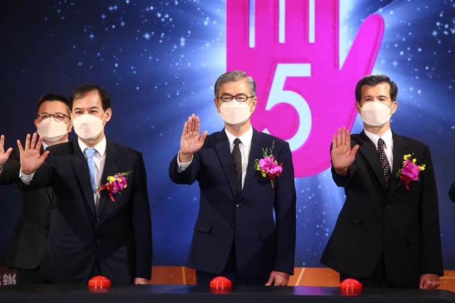 金管会主委黄天牧（中）19日出席证交所举办的「防范金融投资诈骗宣誓仪式」，他针对地震一事表示，不论是证交所、期交所、柜买中心或者是集保都是关键的基础设施，都有备援系统，而金管会也有注意到这个问题，对于后续余震也会关切并且确保金融市场维持正常营运。（邓博仁摄）
