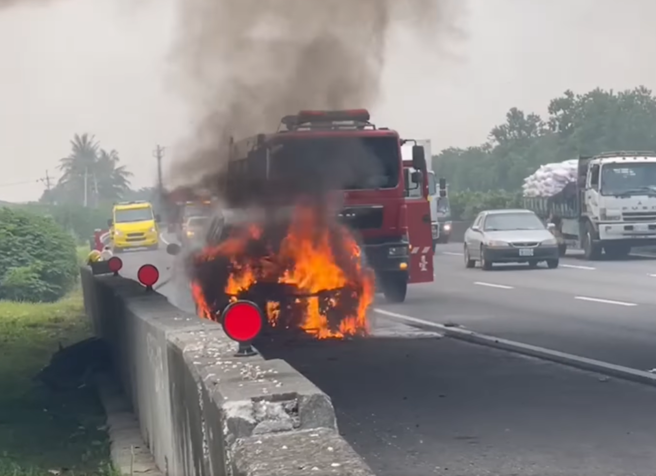 台南市参选人林义丰的竞选用车今日行经国一北上新营路段时，突然起火燃烧。（翻摄自林义丰脸书）