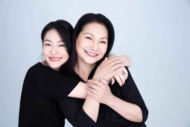 小S哭訴酒後遭拍不雅照 S媽知真相後氣炸（金星文創提供）