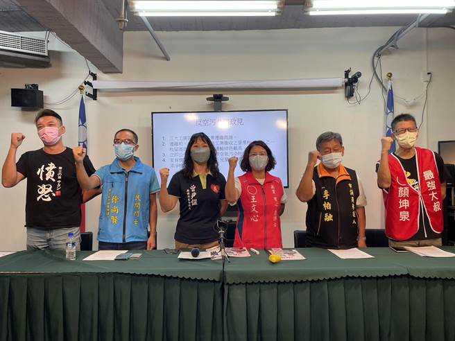 无党籍高雄市长参选人曾尹俪19日与高市议员参选人王文心、徐尚贤等人举办「向高雄空污宣战」记者会。（洪浩轩摄）