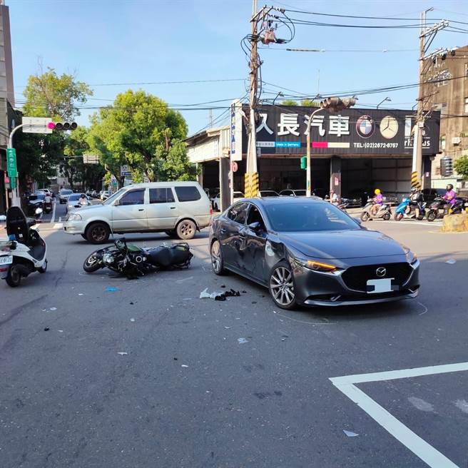 重机骑士一度命危，所幸警、消人员及时救援，救回骑士一命。（民眾提供）