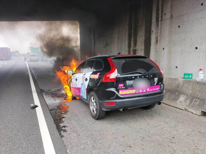 国道1号北上291.5公里处新营段，19日上午10点发生火烧车。（读者提供／张毓翎台南传真）
