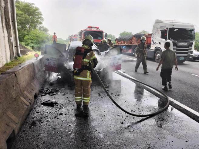 所幸当时车内4名助选人员及时逃出，无人受伤。（读者提供／张毓翎台南传真）
