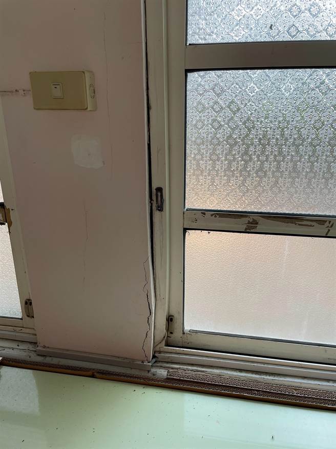 初步统计全台已有148所学校受损， 嘉义县也有3所国小出现墙壁、梁柱龟裂和司令台毁损情形。（嘉义县政府提供∕吕妍庭嘉义传真）