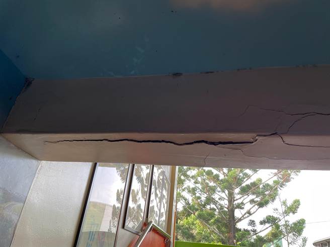 初步统计全台已有148所学校受损， 嘉义县也有3所国小出现墙壁、梁柱龟裂和司令台毁损情形。（嘉义县政府提供∕吕妍庭嘉义传真）