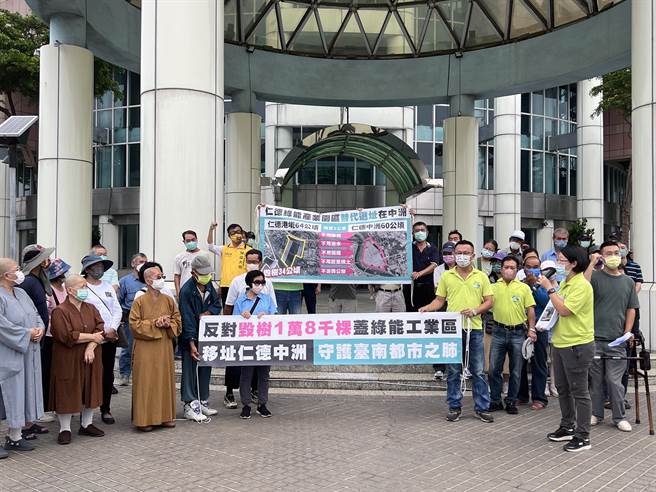 台南市绿能产业园区选定落脚仁德港墘农场，青农徐紫珊偕数十民眾，并携带6434份连署书，前往台南市议会陈情。（洪荣志摄）