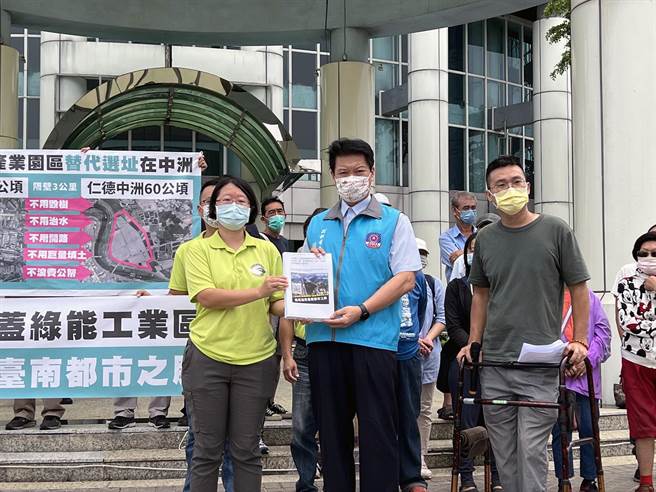 台南市议会副秘书长顏升棋（中）代表接受青农徐紫珊（左）的连署书。（洪荣志摄）