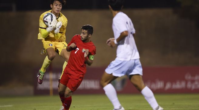 中华队门将张翔峻（左）多次挡下对方攻击。（中华足协提供）