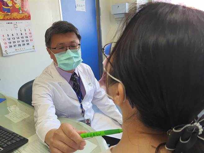 台中45歲蕭姓患者甲狀腺疑似出現惡性腫瘤，赴大里仁愛醫院看診，進行無疤痕微創手術將腫瘤切除，術後當日即恢復進食、隔日就出院。（大里仁愛醫院提供／潘虹恩台中傳真）