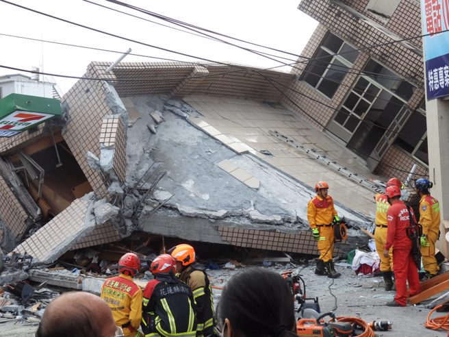 台东18日下午2点44分发生芮氏规模6.8强震，邻近一旁的花莲玉里镇一栋楼房应声倒塌。(资料照/罗亦晽摄)