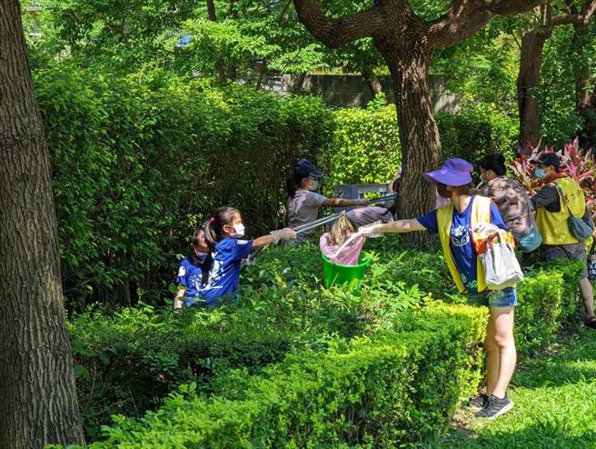 新北市立桃子脚国民中小学响应Let’s do it Taiwan世界环境清洁日行动，近期号召超过300位亲师生，进行「净校园、净社区」等打扫活动，用实际行动支持环保清洁议题。（桃子脚国中小提供）