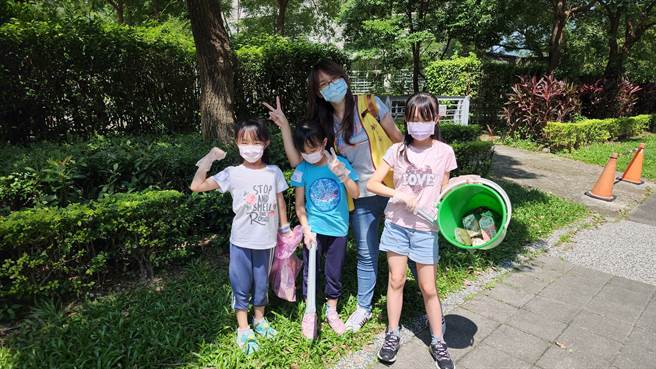 新北市立桃子脚国民中小学响应Let’s do it Taiwan世界环境清洁日行动，近期号召超过300位亲师生，进行「净校园、净社区」等打扫活动，用实际行动支持环保清洁议题。（桃子脚国中小提供）