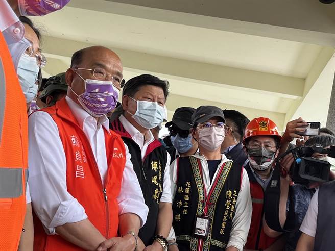 行政院長蘇貞昌中午到東里車站勘災，對於防災應變中心「快閃」表達歉意。（羅亦晽攝）