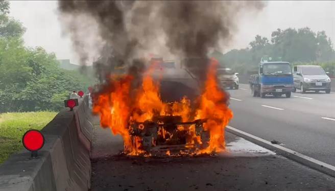 無黨籍台南市長參選人林義豐幕僚車隊火燒車意外，幕僚及時脫險均平安。（林義豐陣營提供／程炳璋台南傳真）