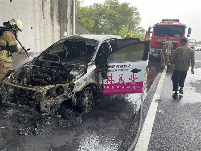 無黨籍台南市長參選人林義豐宣傳車隊高速公路上意外自燃燒毀。（林義豐陣營提供／程炳璋台南傳真）