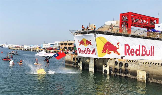 亚洲唯一、台湾首届的「Red Bull飞行日」，昨日在台中港举行！（陈世宗摄）