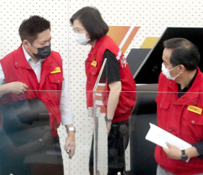台東18日發生規模6.8的強震引發災情，而總統蔡英文出席防災會議念完稿後就離開現場，遭到外界批評。（資料照／鄭任南攝）