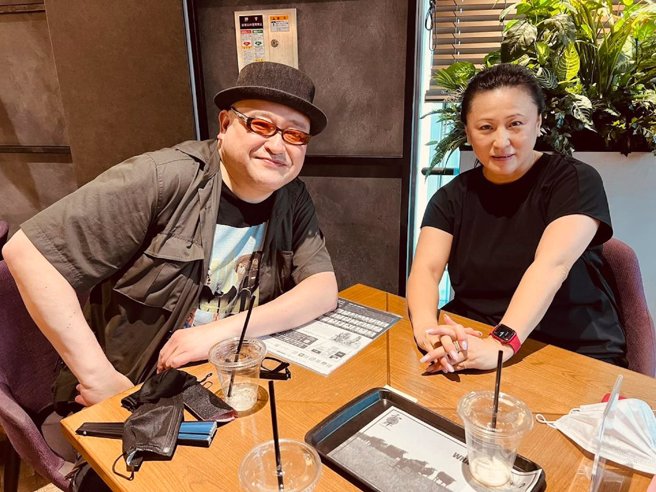 淡出後的大島由加利（右）近照曝光，被不少網友酸像個路人。(圖/微博)