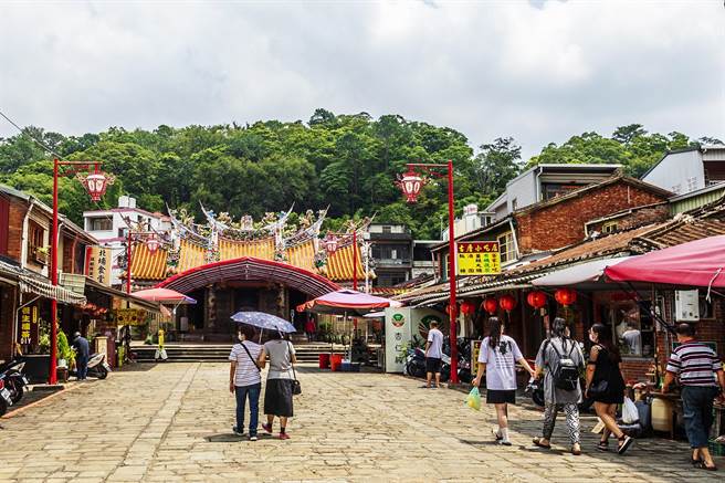 新竹縣推動觀光辦數位優惠券抽獎活動，縣長 楊文科力推民眾到北埔老街商圈看古蹟嘗美食。（羅浚濱攝）