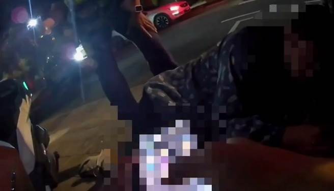 林姓男子躺在酒后骑车躺在警局旁呼呼大睡，随即遭逮捕法办。（翻摄画面）