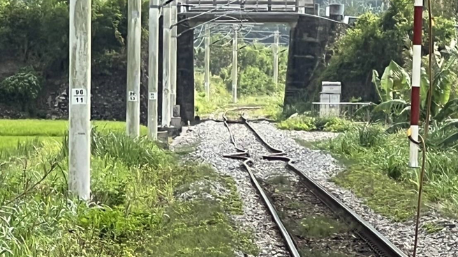 台鐵花東線鐵路因918強震受損，未來將分段搶通，目前採類火車方式接送旅客。（圖／台鐵提供）