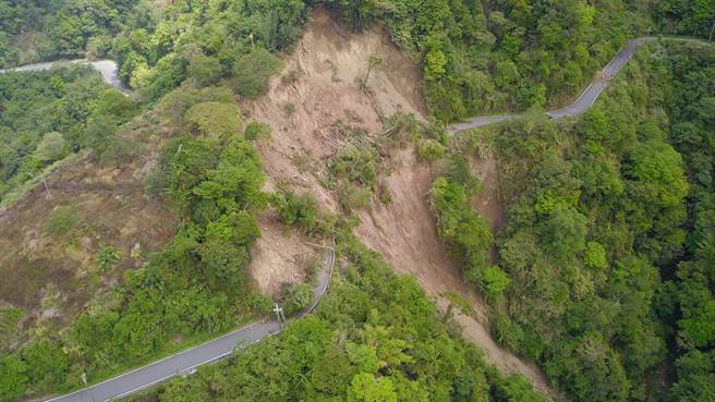 空拍圖看出，赤柯山道路「崩斷」，大量土石淹埋6.7公里至10.5公路路段。（警方提供）