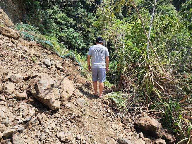 赤柯山道路仍中斷，大量土石淹蓋道路。（警方提供）