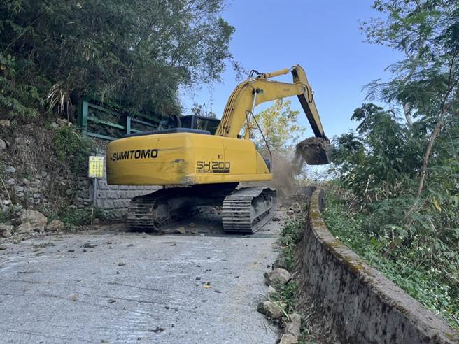 六十石山道路已搶通，仍在清除落石。（富里鄉公所提供）