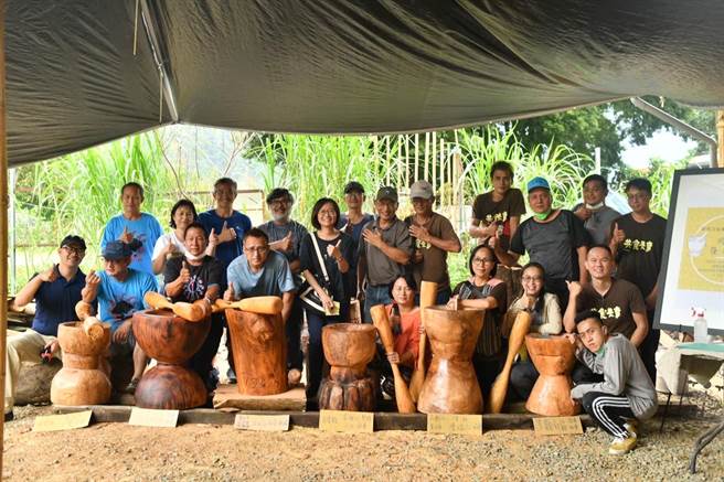 东势林区管理处与原住民深耕德玛汶协会办理「泰雅传统工 具制作文化传承」课程。（东势林管处提供／陈淑娥台中传真）